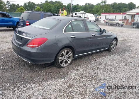 2015 Mercedes-Benz C 300 4Matic z USA, uszkodzony, nr VIN 55SWF4KB4FU030464